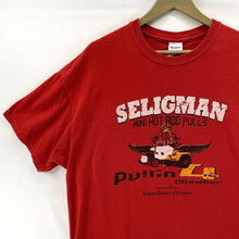 Gildan Men's Souvenir T Shirt Mini Hot Rod Pulls Seligman MO Red Size XL